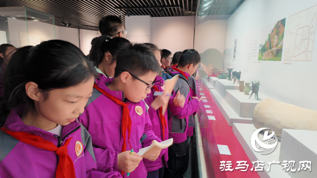 驻马店市第二十五小学组织学生参观市博物馆“蔡国六百年”专题展厅