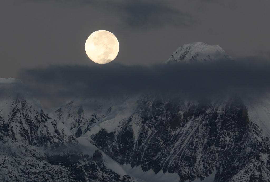 今年“个头”最大的“超级月亮”即将“上线”