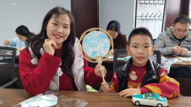 驻马店市总工会举行宋锦团扇制作公益课堂