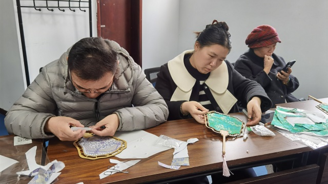 驻马店市总工会举行宋锦团扇制作公益课堂