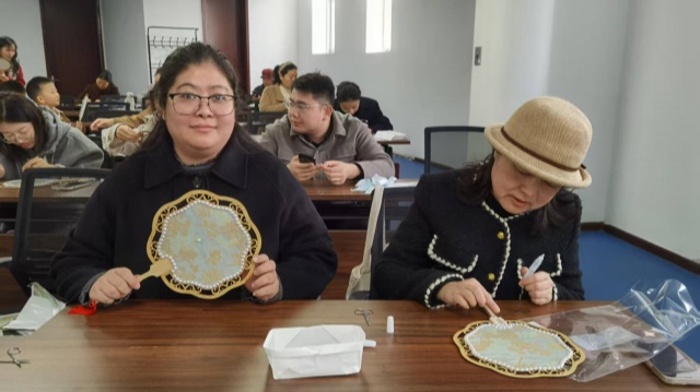 驻马店市总工会举行宋锦团扇制作公益课堂