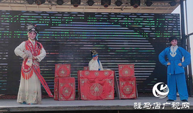 省豫剧院青年团送戏下乡 柴坡村民乐享文化盛宴