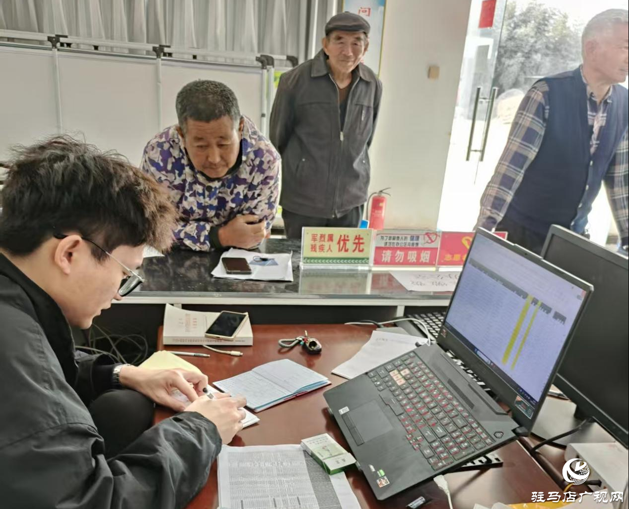 平舆县万金店镇：入户宣传解民忧，代缴服务暖人心