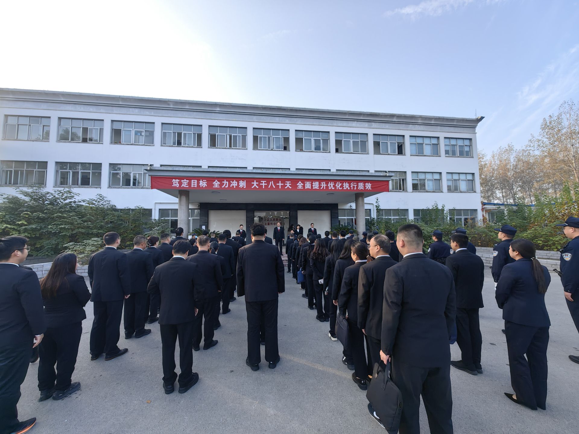 全程直播亮利剑 硬核发力护公平——驿城区法院2025年第100次执行行动落地见效