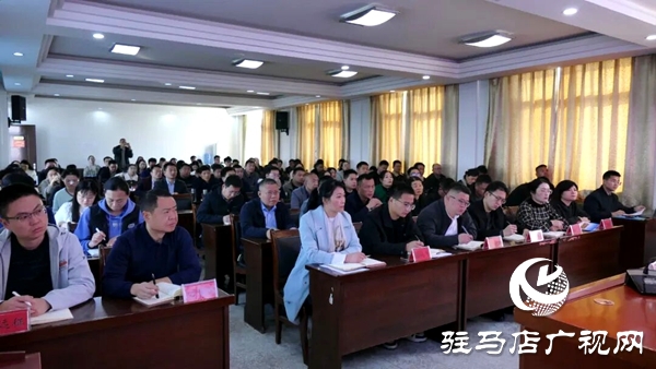 平舆县委常委、县纪委书记、县监委代理主任王娟为县委党校2025年秋季主体培训班学员上纪律教育课