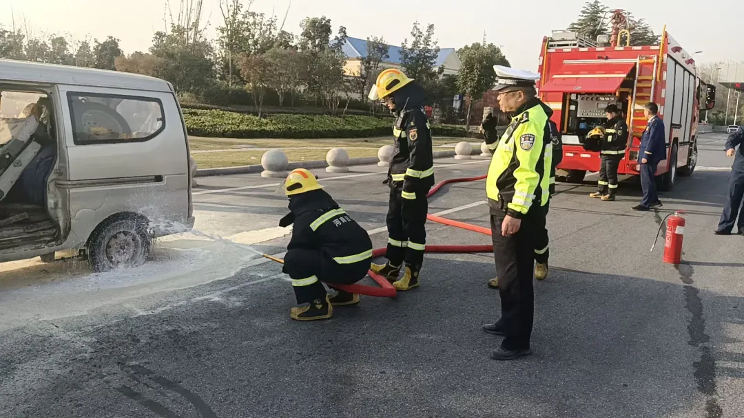 遂平高速惊魂:交警、高速与消防的生死时速救援