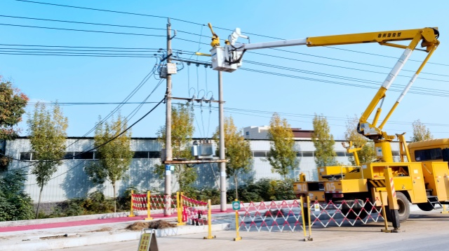 国网平舆县供电公司：带电作业除隐患，护航企业稳生产