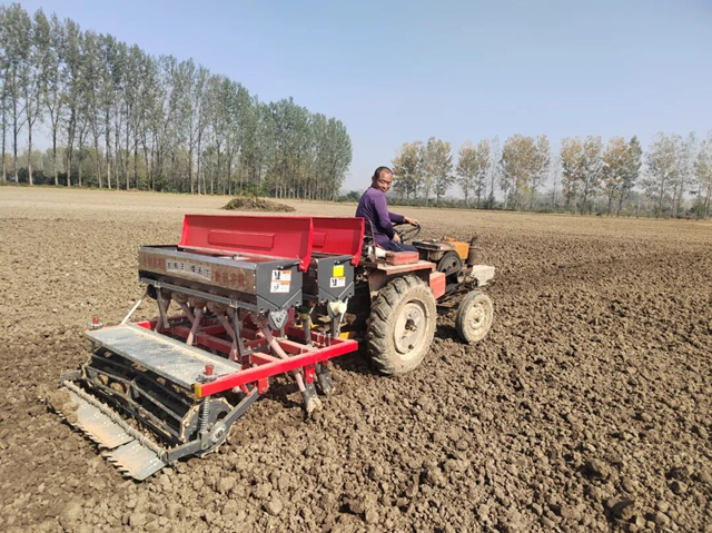 正阳县：抢抓农时播种小麦