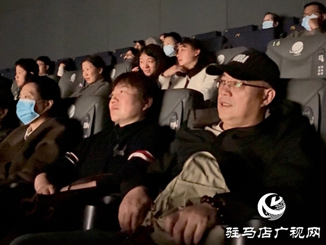 驻马店广播电视台组织记者节观影活动 