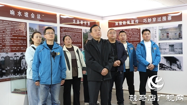 泌阳融媒中心走进王店镇“芳香小镇”庆祝第26个记者节