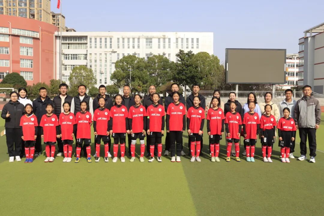  踏梦绿茵场 折桂铸荣光——驻马店第二实验小学女足队揽获第九届“市长杯” 足球联赛冠军