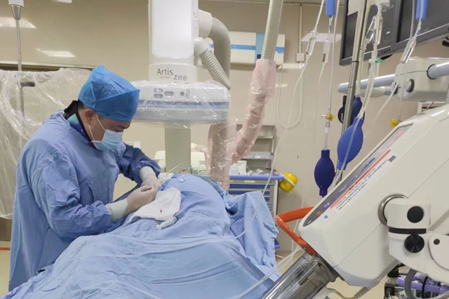 仁心妙术除病痛 巾帼风采暖人心