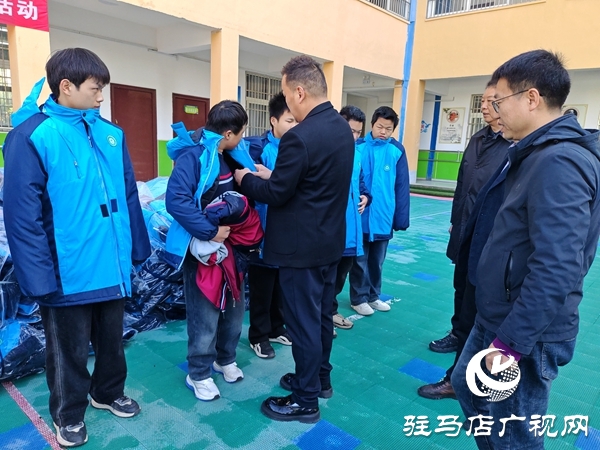 河南蓝盾保安公司“情系特殊教育关爱特殊儿童” 爱心暖衣捐赠活动在平舆县特殊教育学校举行