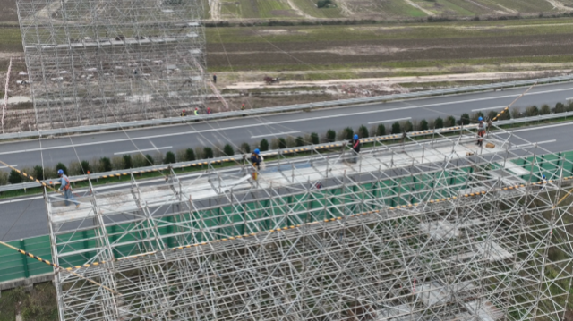 国网驻马店供电公司：高效实施跨越施工 助推重点工程建设