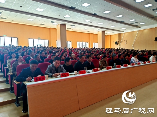 弘扬践行教育家精神驻马店市优秀教师巡回报告会（平舆站）在平舆一高北校区举行