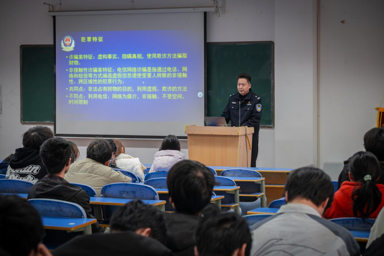 开发区:警校联动护青春 反诈宣传进校园