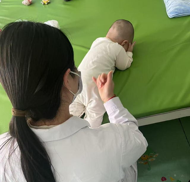 从肌张力高到自如爬行站立，六月龄宝宝的康复答卷暖心呈现！