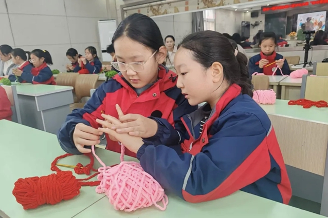 指尖传承非遗！驻马店“非遗新芽计划”钩编活动走进小学