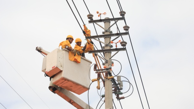 国网汝南县供电公司：带电作业“零感知” 优质服务“不间断”