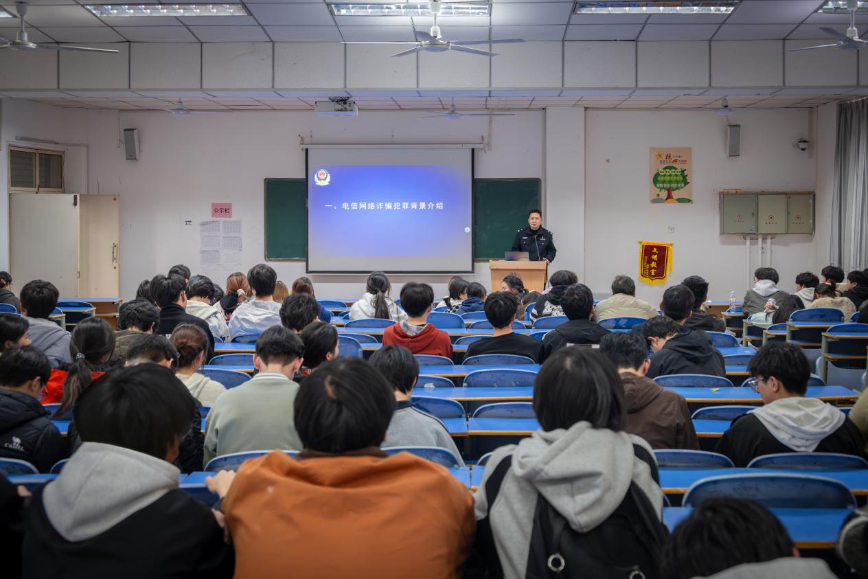 开发区:警校联动护青春 反诈宣传进校园