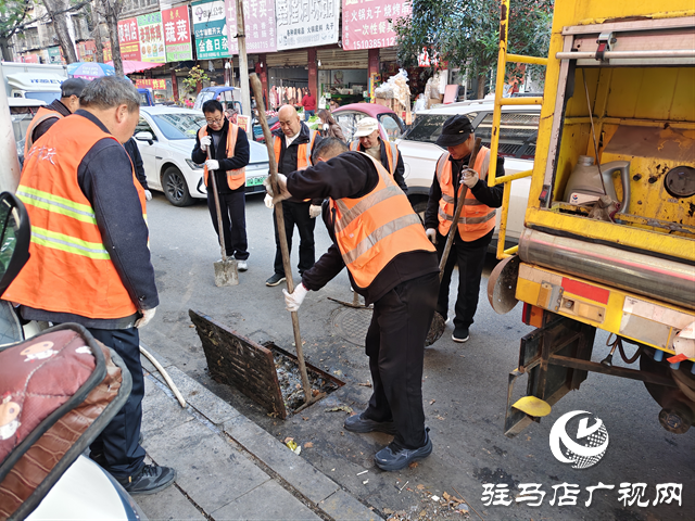 驻马店：下水道堵塞污水外溢 城管高效响应快速疏通​