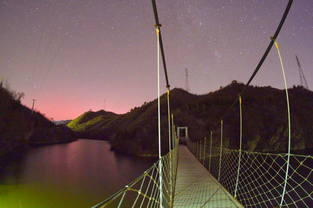 一大波美图来了,他们在我国北方多地拍到了极光!