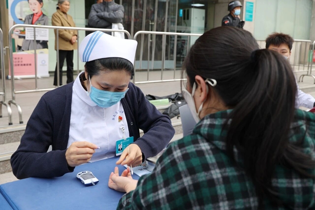 驻马店市中心医院举办2025联合国糖尿病日义诊活动