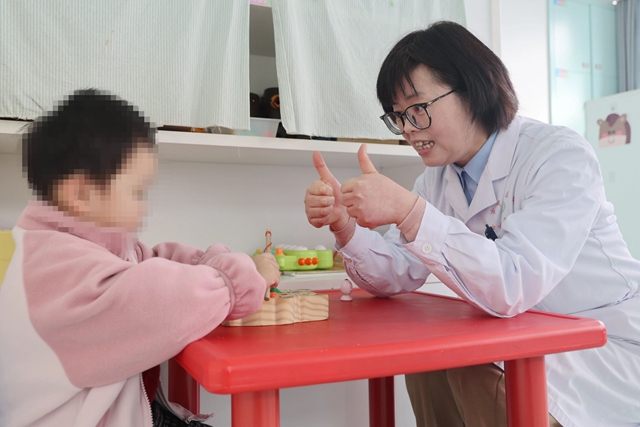 执灯暖童心:驻马店市中心医院妇女儿童医院发育行为儿科主任张姝妤的守护故事