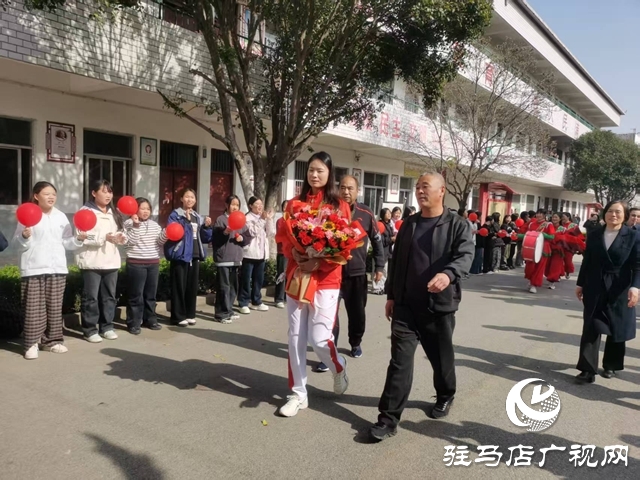 驻马店姑娘许盈盈全运会夺金载誉归来 受到家乡父老乡亲热烈欢迎