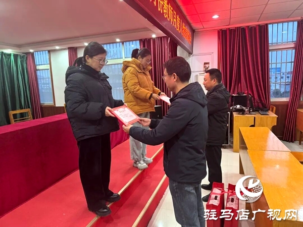 平舆县特殊教育学校十月教师月度人物表彰会圆满举行