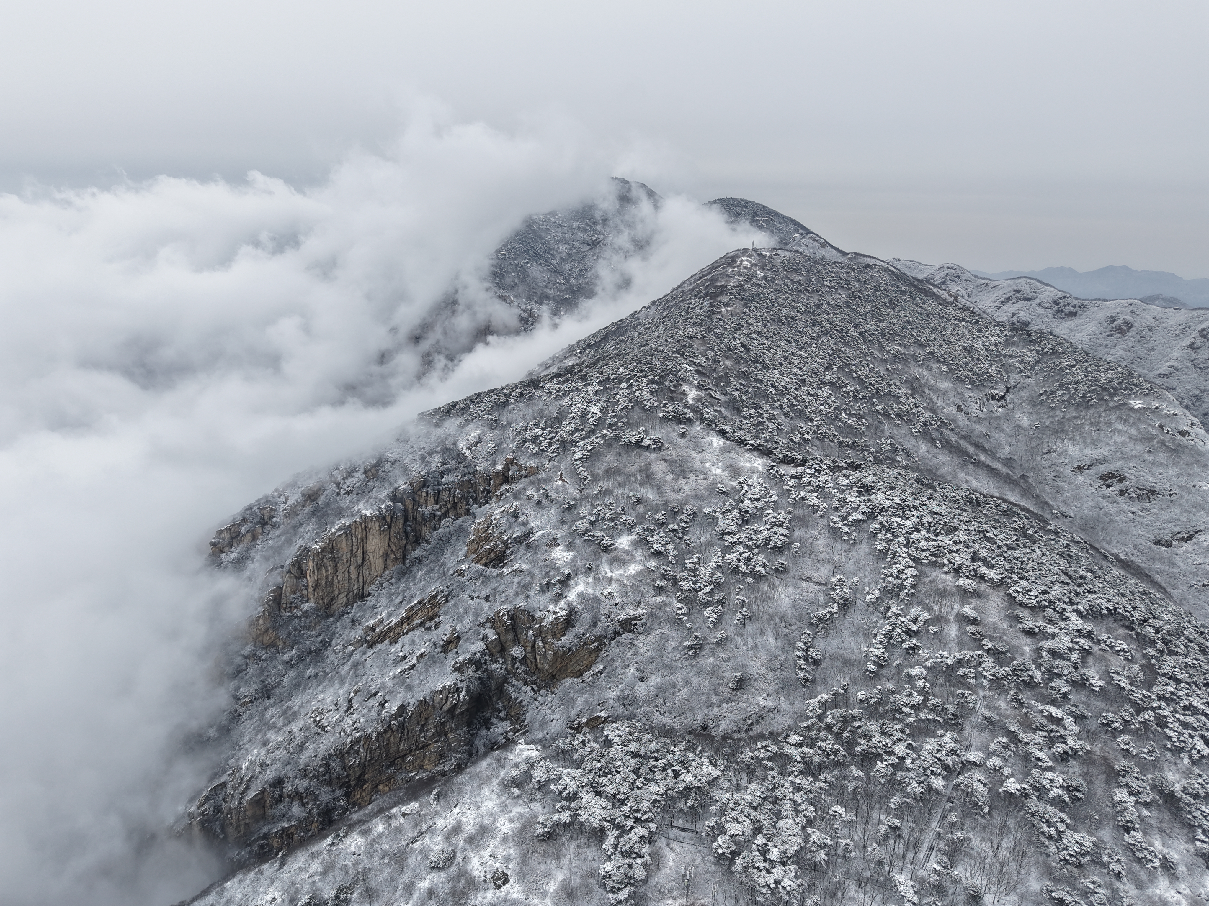河南北风吹雪，嵩山一夜白头