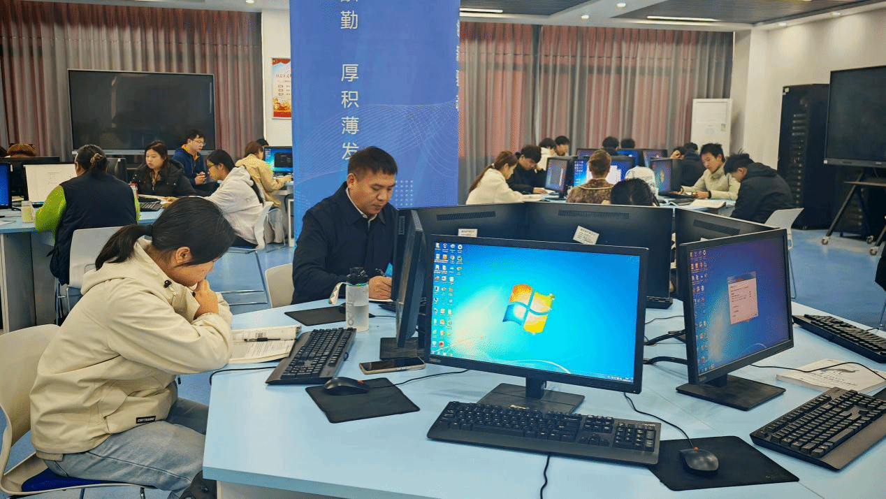 驻马店职业技术学院校长宋华民深入南北校区听课调研