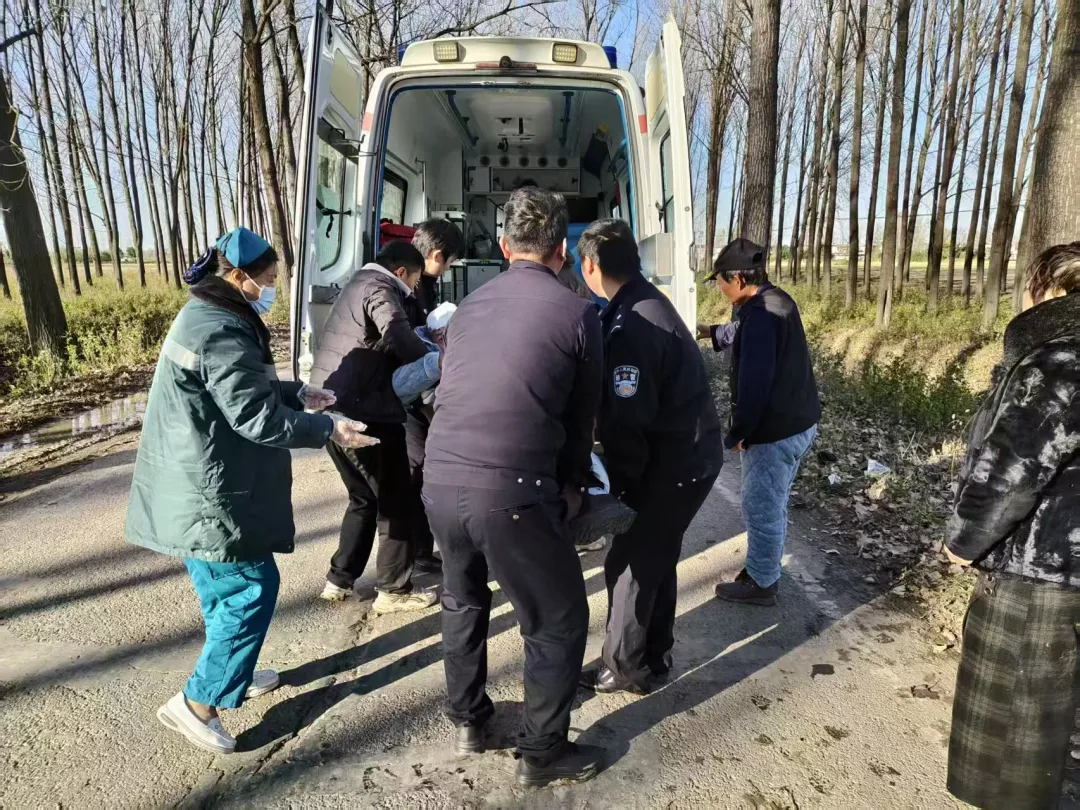 平舆民警徒手救援坠沟轿车被困群众