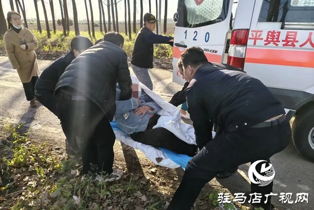 平舆：一轿车侧翻入沟四人被困 警民携手寒水中成功营救