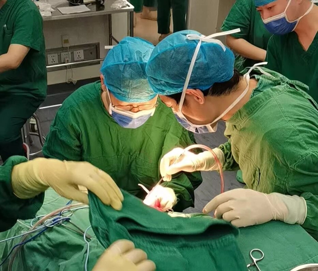 80岁大面积脑出血患者获救记：微创手术打通生命通道