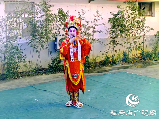 驿城区香山街道：文艺汇演暖“夕阳”