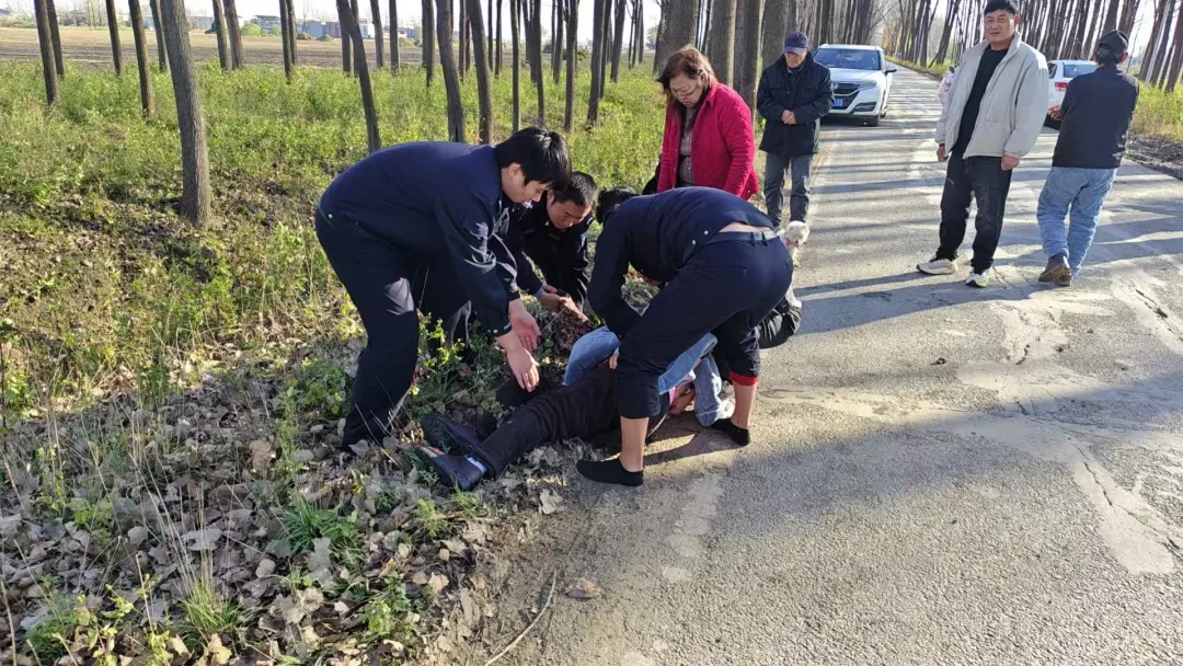 平舆民警徒手救援坠沟轿车被困群众