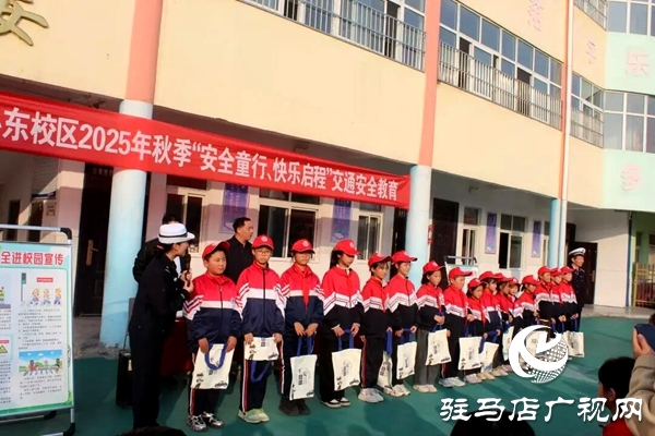 平舆县公安局交警大队民警走进古槐二小东校区开展交通安全课