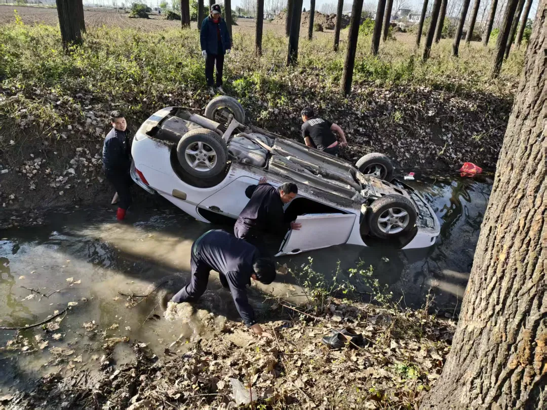 平舆民警徒手救援坠沟轿车被困群众