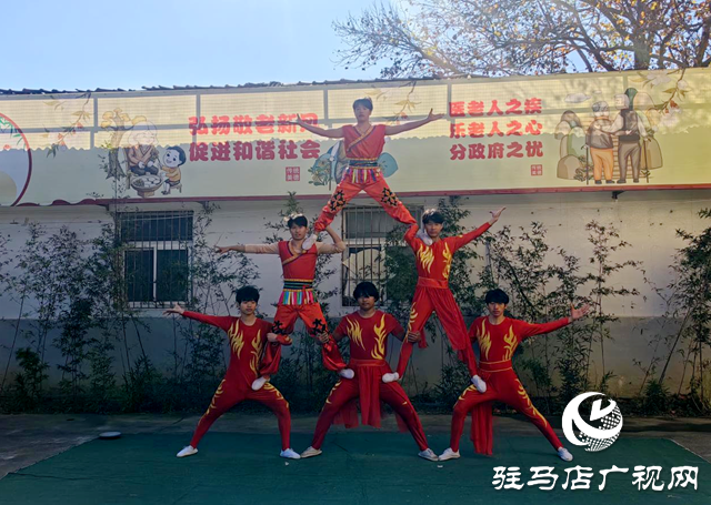 驿城区香山街道：文艺汇演暖“夕阳”