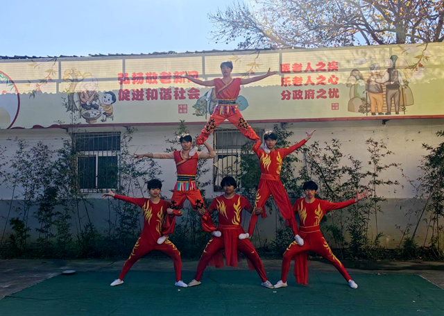 驿城区香山街道：文艺汇演暖“夕阳”