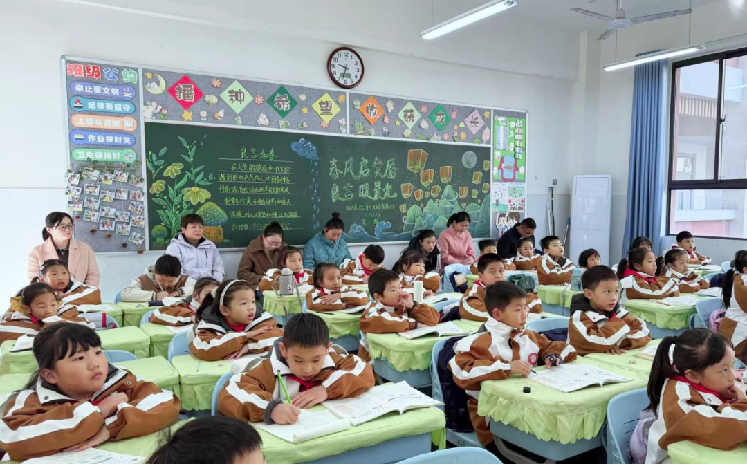 家校携手育新苗 同心共筑成长路——驻马店经济开发区金雀路小学开展“家长开放周”活动