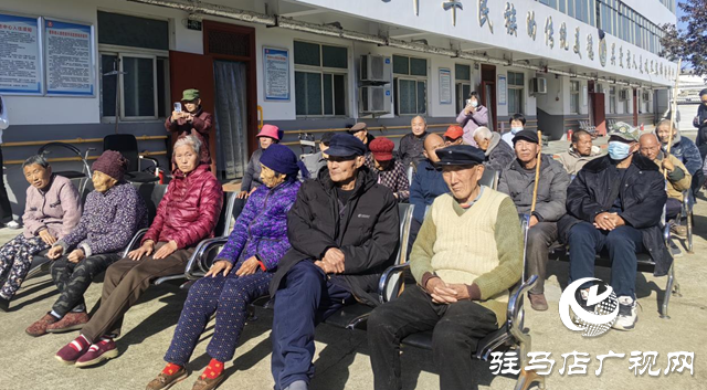 驿城区香山街道：文艺汇演暖“夕阳”