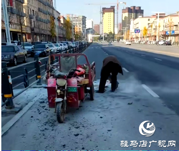 平舆县6路公交司机路遇三轮车起火果断施救赢得乘客与市民纷纷点赞