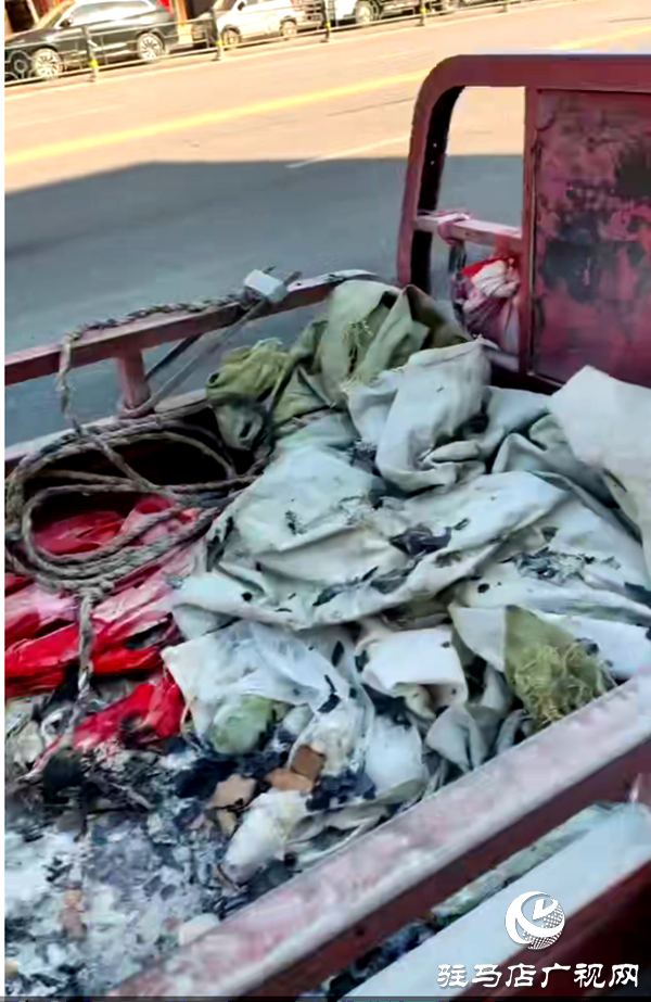 平舆县6路公交司机路遇三轮车起火果断施救赢得了乘客与市民的纷纷点赞