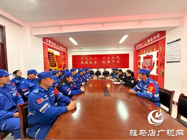 驿城交警联合天中救援队举行交管义警队授旗仪式 警民携手筑牢交通防线