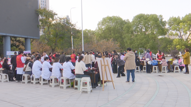 驻马店市职工心理健康服务中心举行“心的游乐场”心理集市活动