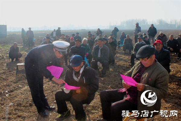 预热122!平舆交警“美丽乡村行”走进张楼村,安全礼包送到家