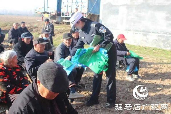 预热122!平舆交警“美丽乡村行”走进张楼村,安全礼包送到家