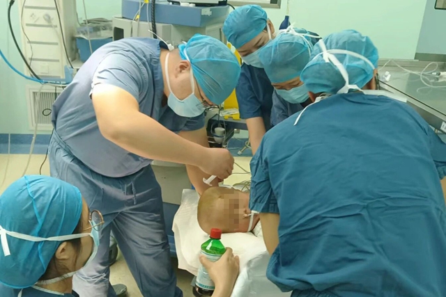 驻马店市中心医院多学科协作，成功挽救脑疝危重婴儿